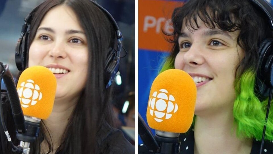 Deux femmes sourient devant un micro orange.