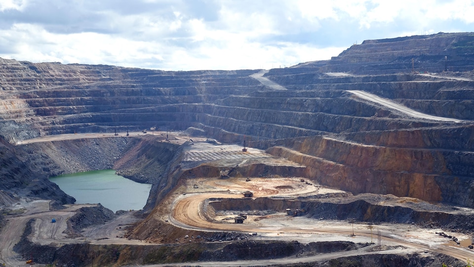 L'environnement fait de plus en plus partie de la réflexion dans l'exploration, dans l'exploitation et dans la restauration des sites miniers. Une immense mine à ciel ouvert à Fermont.