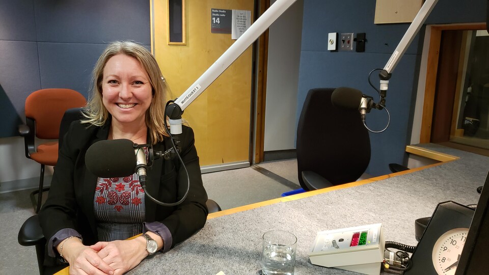 La ministre de la Prospérité de la classe moyenne, Mona Fortier, est assise dans un studio avec un micro devant elle.