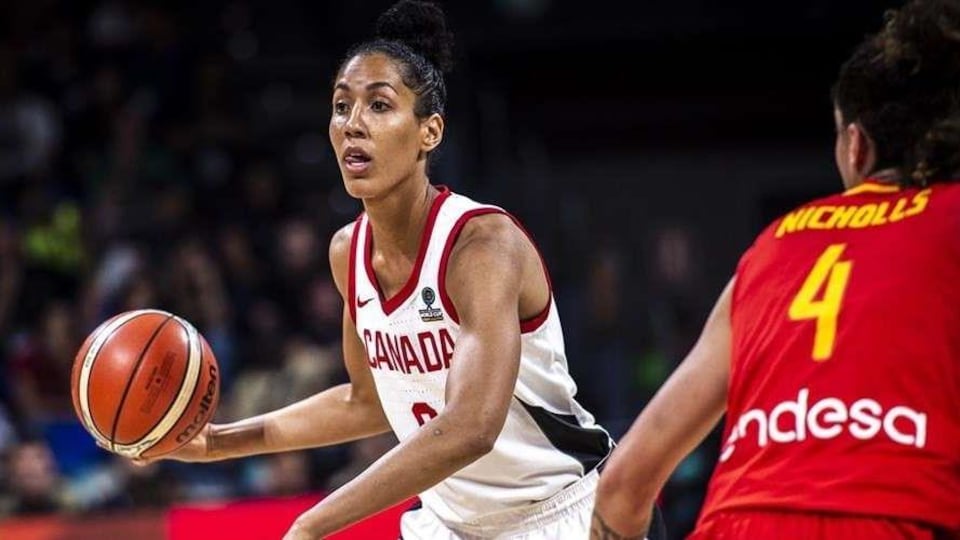 Une basketteuse de l'équipe canadienne en plein match.