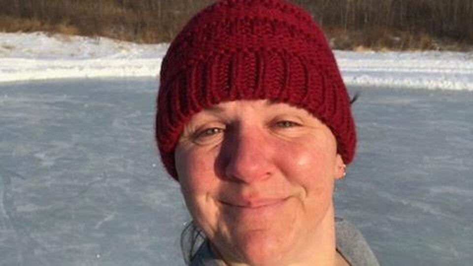 Mireille Beaupré sur une patinoire extérieure.