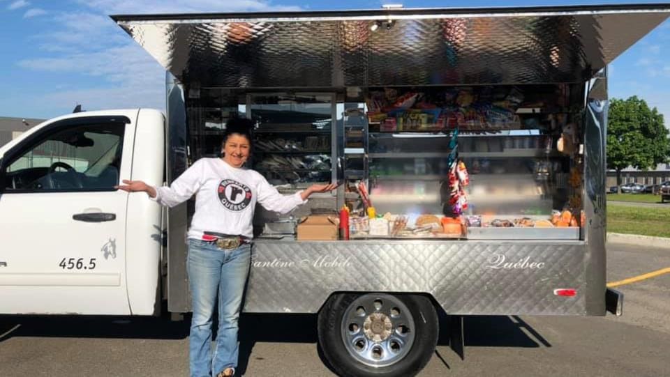 Mireille et Martine, la propriétaire de la cantine mobile