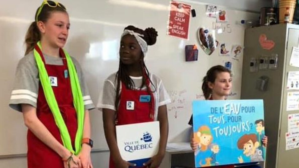 Des élèves de l'École l’Escabelle de Québec ont pris l’initiative aujourd’hui de faire la tournée des classes pour sensibiliser les jeunes de leur école à la réduction de leur consommation d’eau.