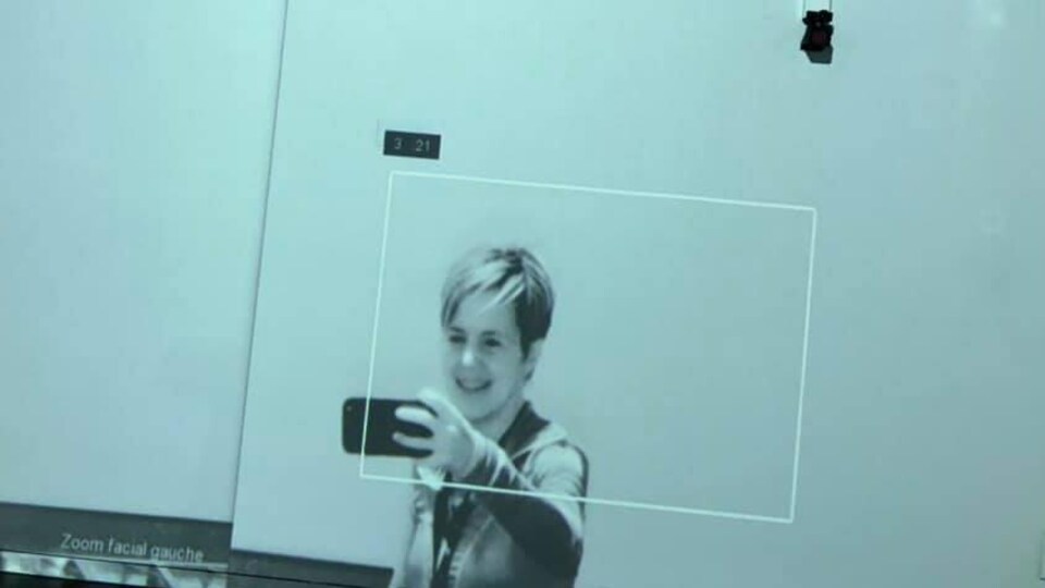 Mireille prend un selfi