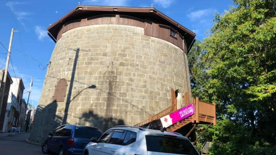 Au bout d’une rue étroite, une vue de la tour Martello 4
