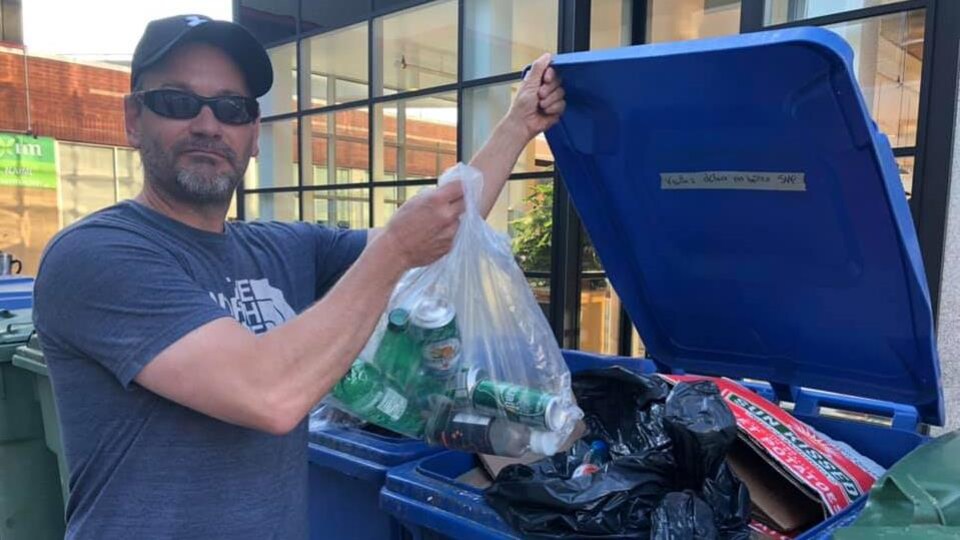 Un homme ramasse les bouteilles consignées dans nos ordures