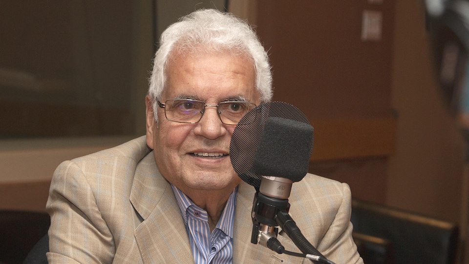 Alfonso Gagliano répond aux questions de Stéphan Bureau aus studio 18 de Radio-Canada, à Montréal, le 20 août 2018.