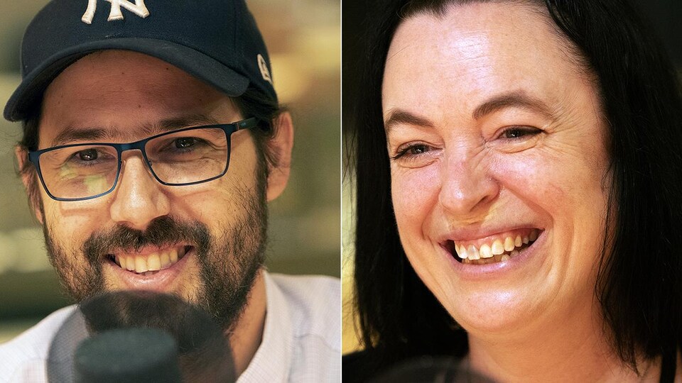 Un homme portant une casquette et une femme sourient devant un micro.