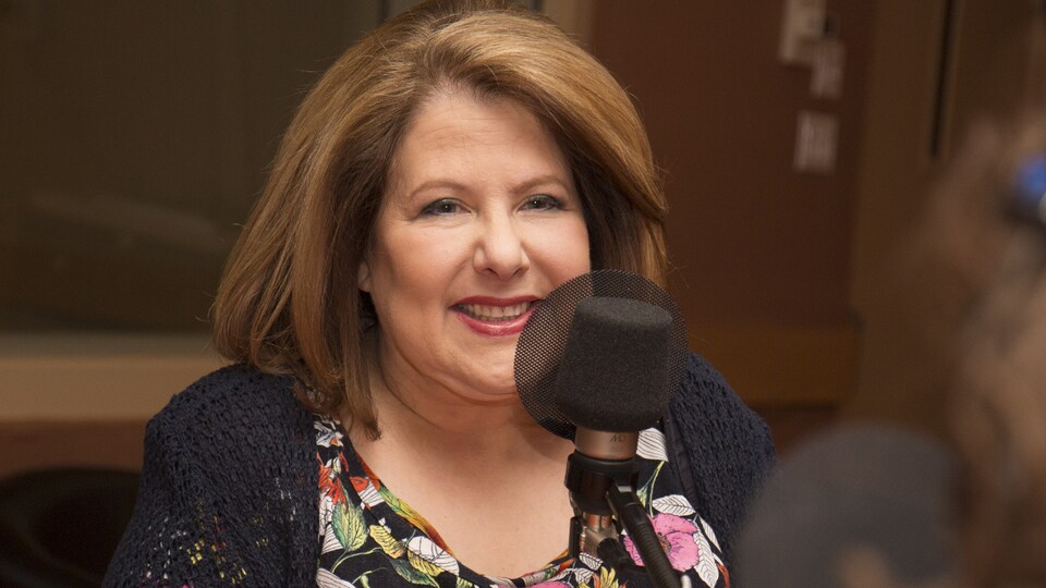 Anne-France Goldwater répond aux questions de Catherine Perrin au studio 18 de Radio-Canada, à Montréal.