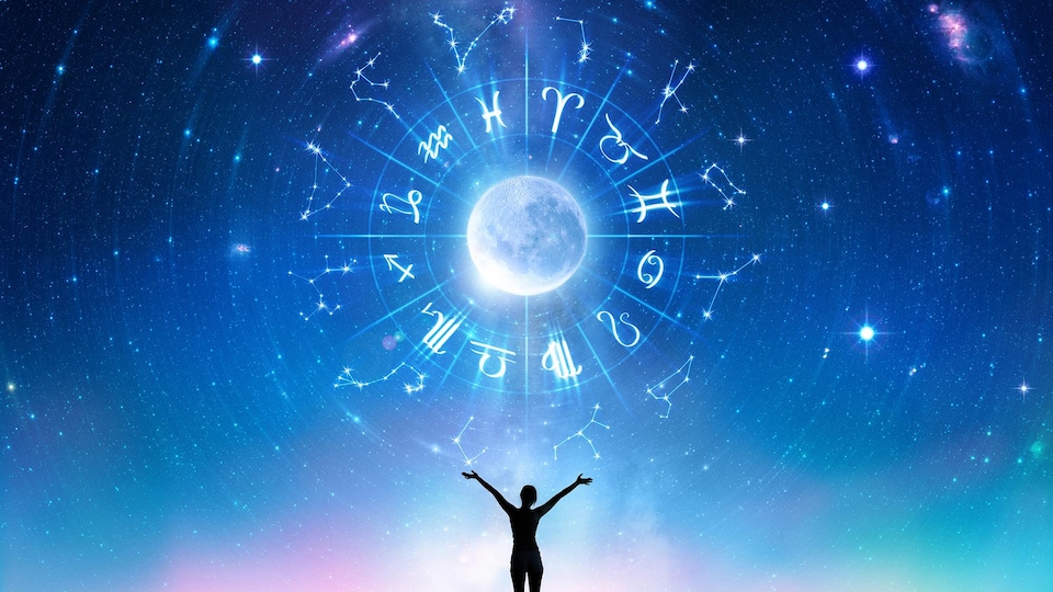 Les signes astrologiques sont dans le ciel nocturne et une femme les regarde, les bras dans les airs.