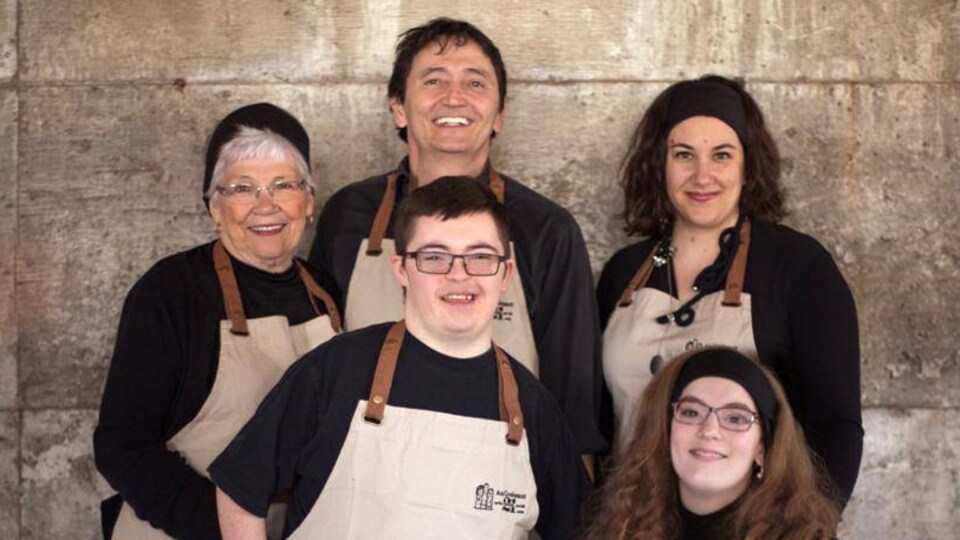 Bertin Savard, au centre, entouré des autres employés d'Au Croissant 21 : Margot. Jasmin, Noémie et Anaïs.