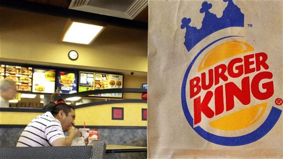 Logo de Burger King sur un sac de papier posé dans un restaurant de la chaîne.