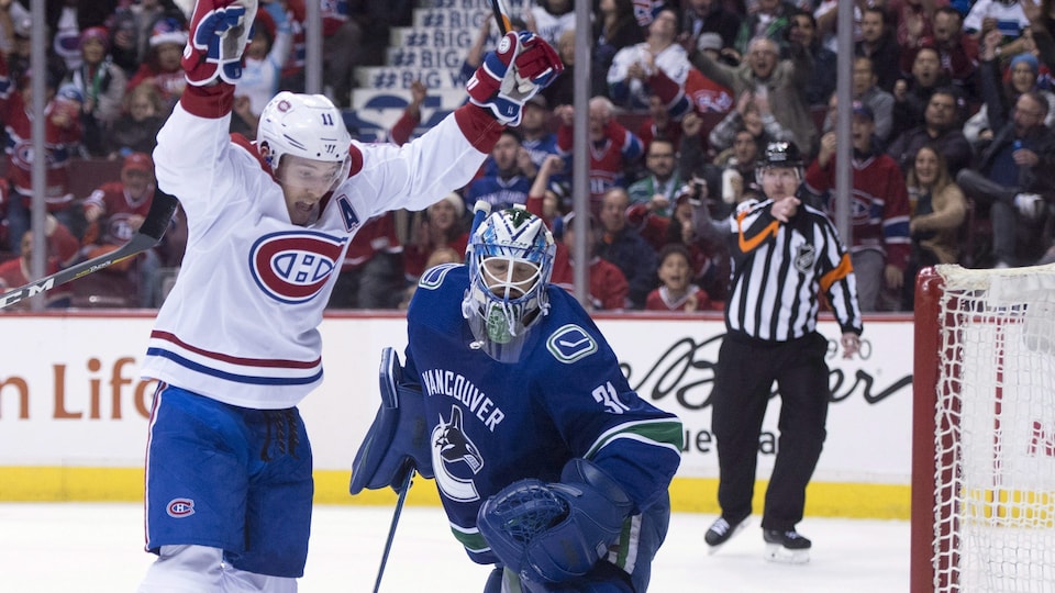 Brendan Gallagher du Canadien de Montréal célèbre un but de Daniel Carr dans le filet d'Anders Nillsson, des Canucks de Vancouver.