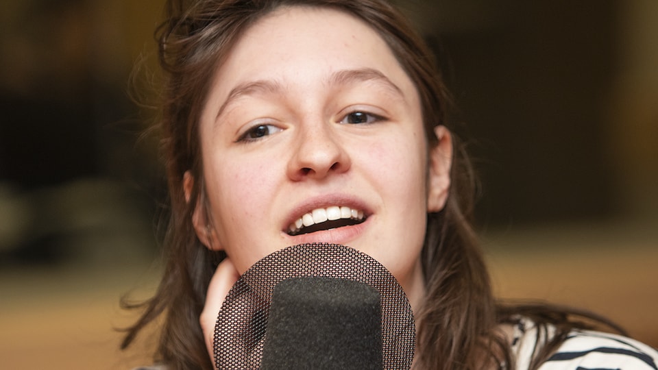 Lou-Adriane Cassidy au micro de Catherine Perrin.
