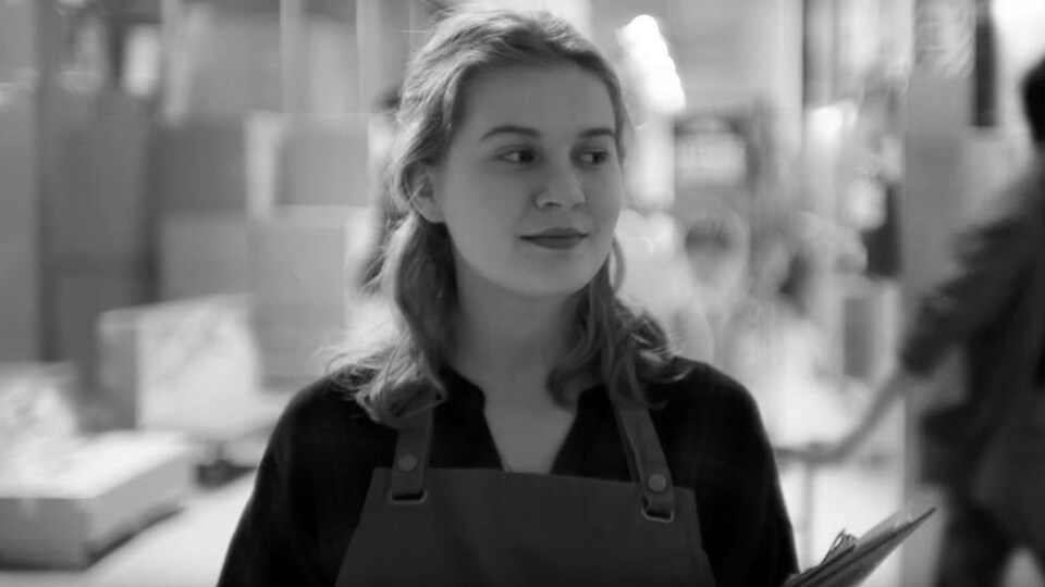 Marguerite Bouchard sourit et regarde sur le côté dans une scène de Charlotte a du fun, de Sophie Lorain.