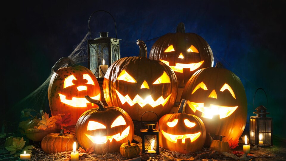 Des visages sculptés dans des citrouilles.
