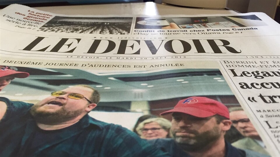 Une copie du journal Le Devoir.