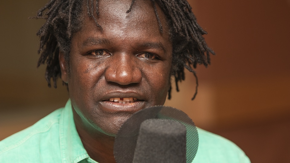 Boucar Diouf au micro de Catherine Perrin.