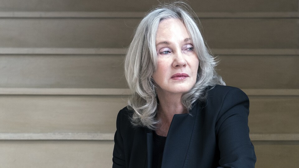 Diane Dufresne, assise dans un escalier.