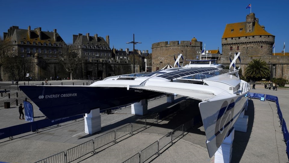 L'Energy Observer à Saint-Malo, en France, avant sa mise à l'eau