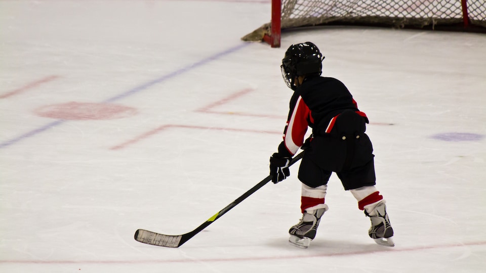 Un enfant jouant au hockey