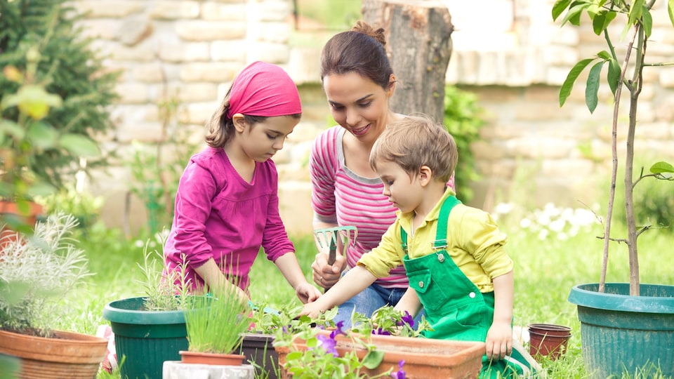 Initier les enfants au jardinage