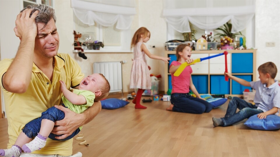 Un papa épuisé avec ses enfants