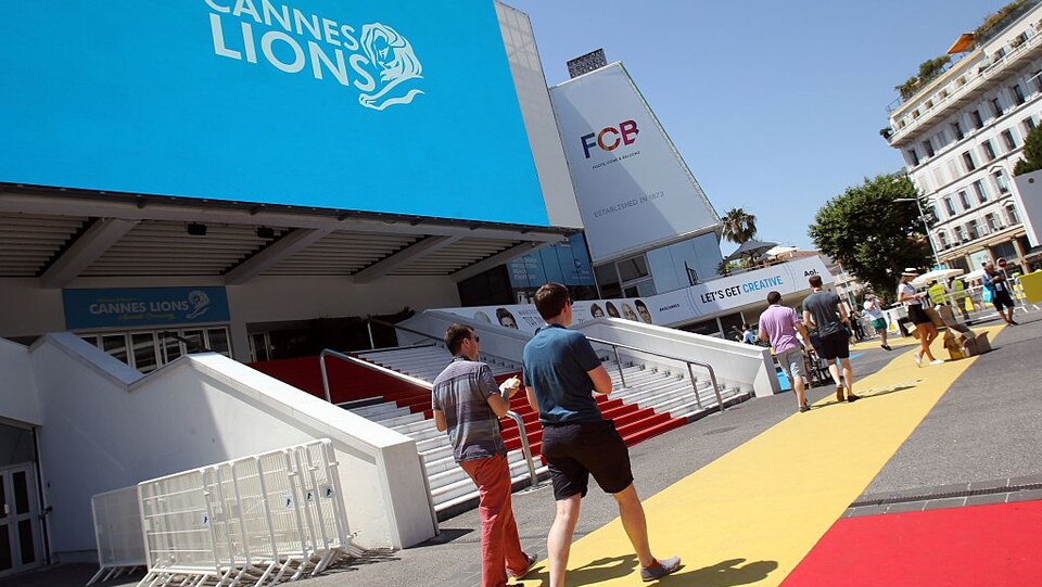 Des gens circulent devant le site du Festival international de la créativité, à Cannes