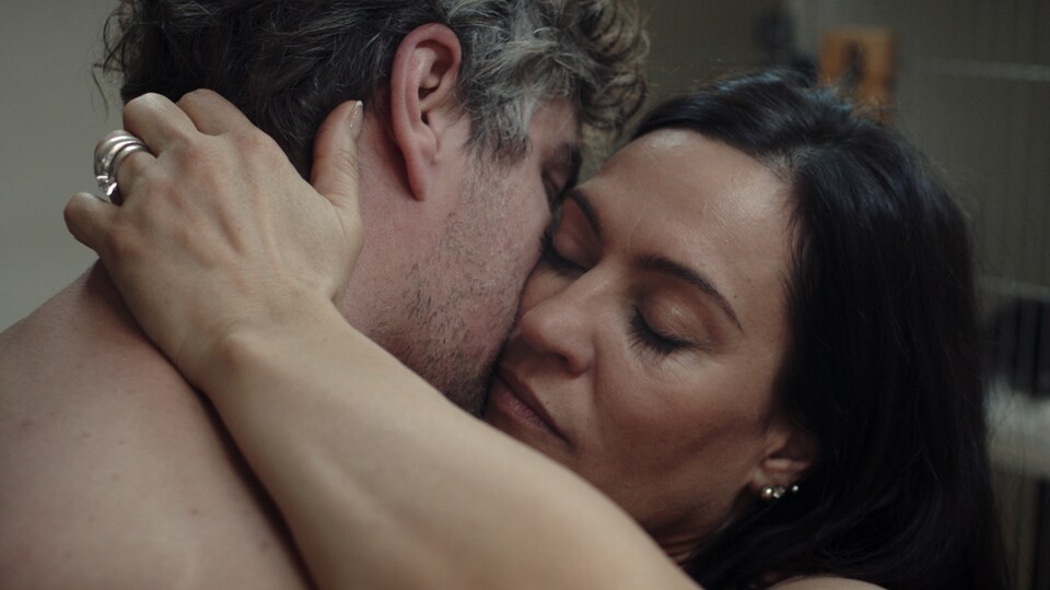 Les acteurs Normand D'Amour et Brigitte Poupart dans une scène du film de Renée Beaulieu, Les salopes ou le sucre naturel de la peau.