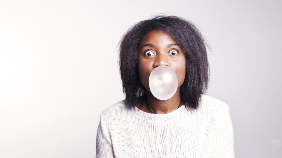 Une femme mâche de la gomme.