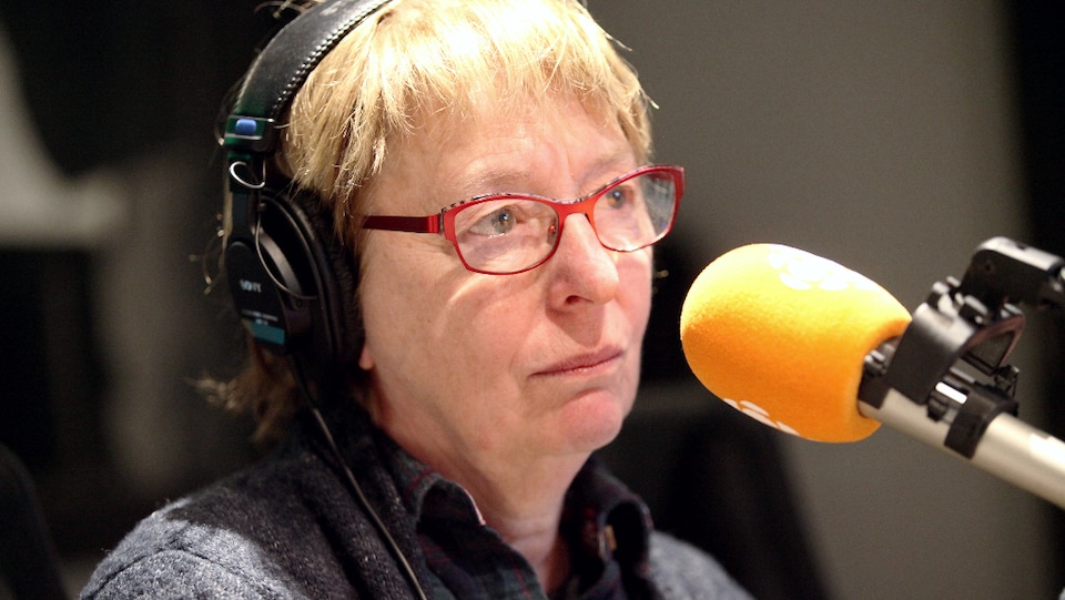Marie-Ginette Guay au micro de Marie Grégoire