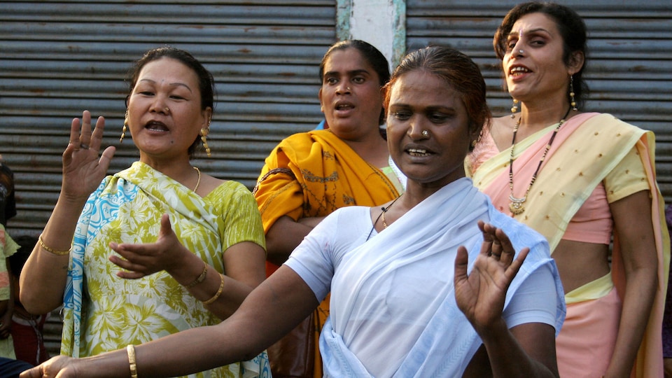 Quatre hijras dansent lors d'une manifestation en 2008.