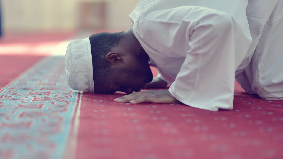 Un musulman prie au sol.