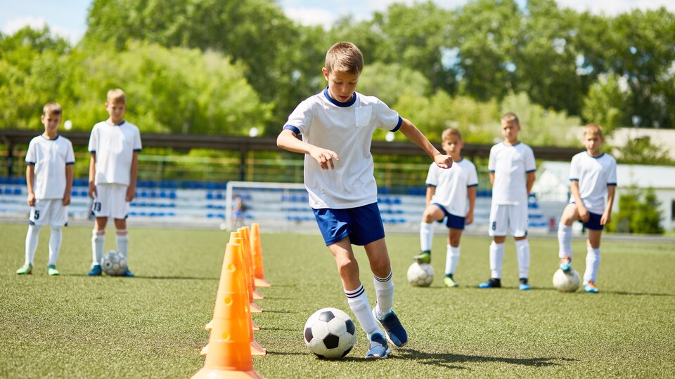 Un garçon joue au soccer.