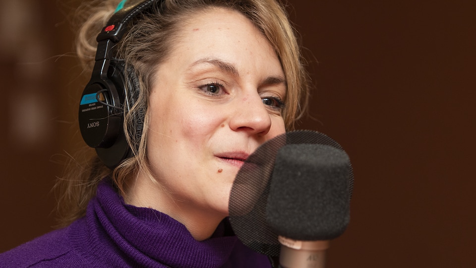 Léane Labrèche-Dor au micro de Catherine Perrin.