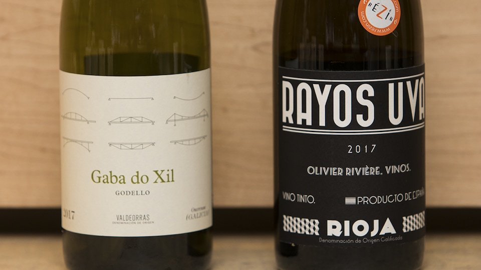 Gros plan sur les bouteilles sélectionnées par la Master Sommelier Élyse Lambert.
