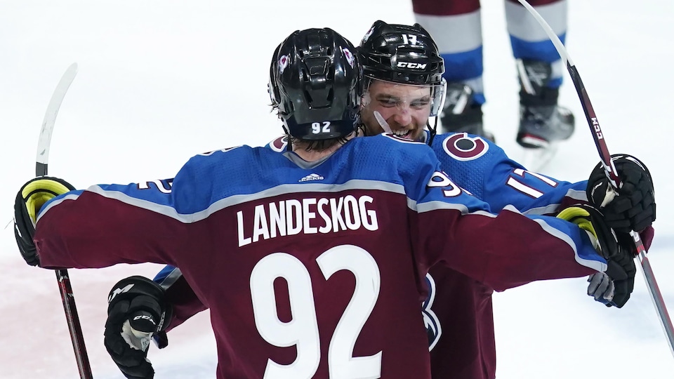 Gabriel Landeskog et Tyson Jost de l'Avalanche du Colorado célèbrent le marquage d'un but en s'enlançant sur la glace.