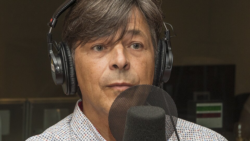 Tony Leroux au micro de Stéphan Bureau.