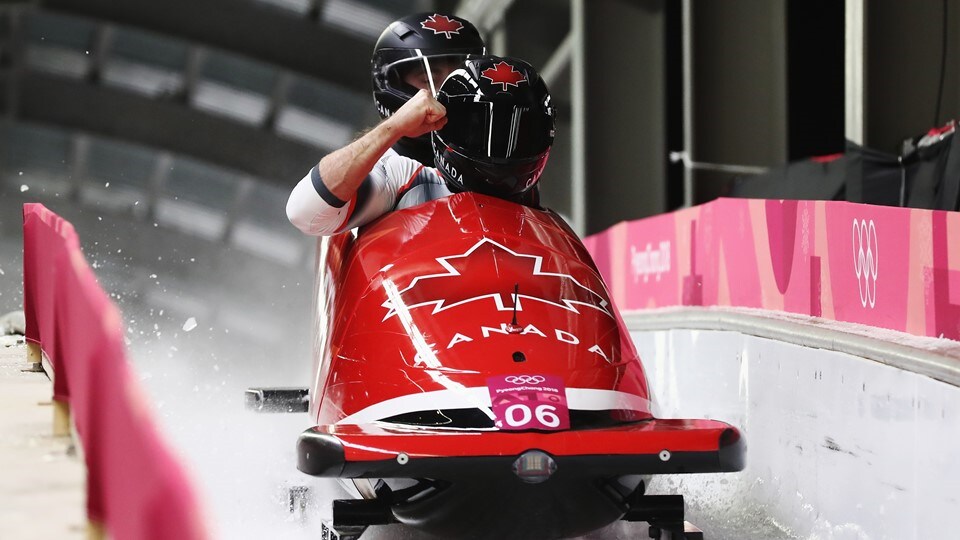 Les Canadiens Justin Kripps et Alexander Kopacz lors de la troisième manche de bobsleigh à deux