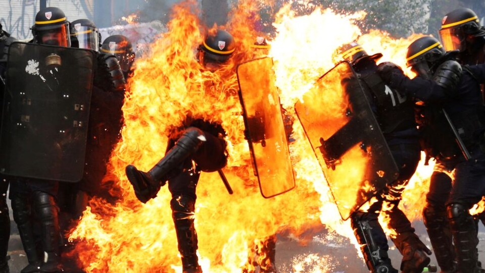 Un policier est atteint par un cocktail Molotov lors de la manifestation du 1er mai à Paris.