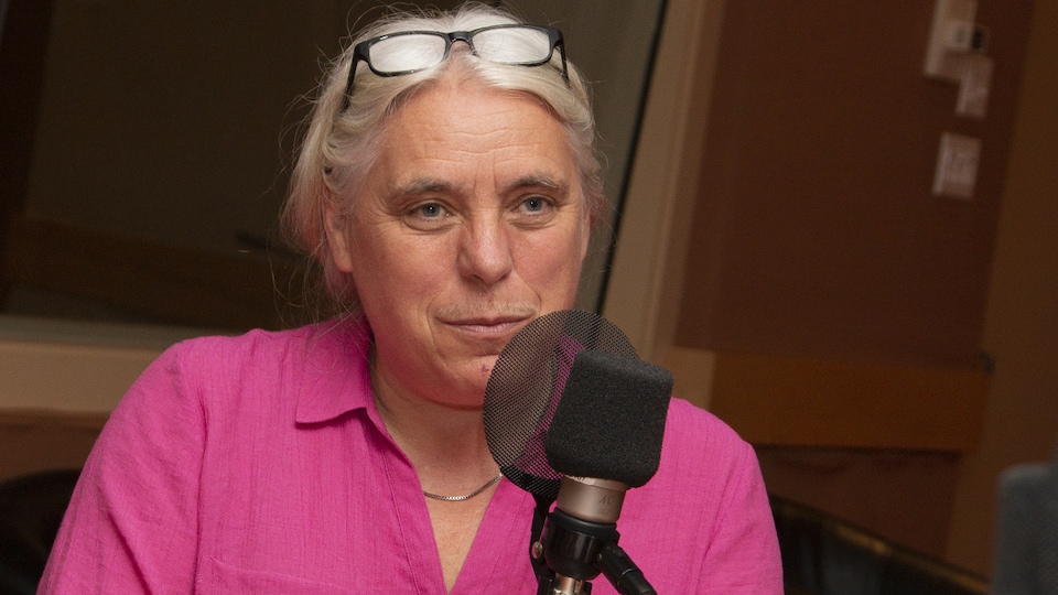 Manon Massé répond aux questions de Stéphan Bureau au studio 18 de Radio-Canada, à Montréal, le 13 août 2018.