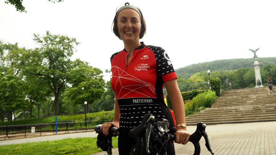 La cycliste Marie-Claude Dumais pose fièrement sur le Mont-Royal.