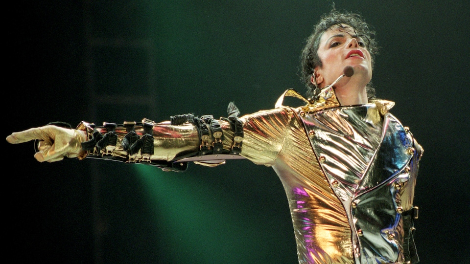 Michael Jackson dans sur une scène de concert durant son HIStory World Tour en 1996.
