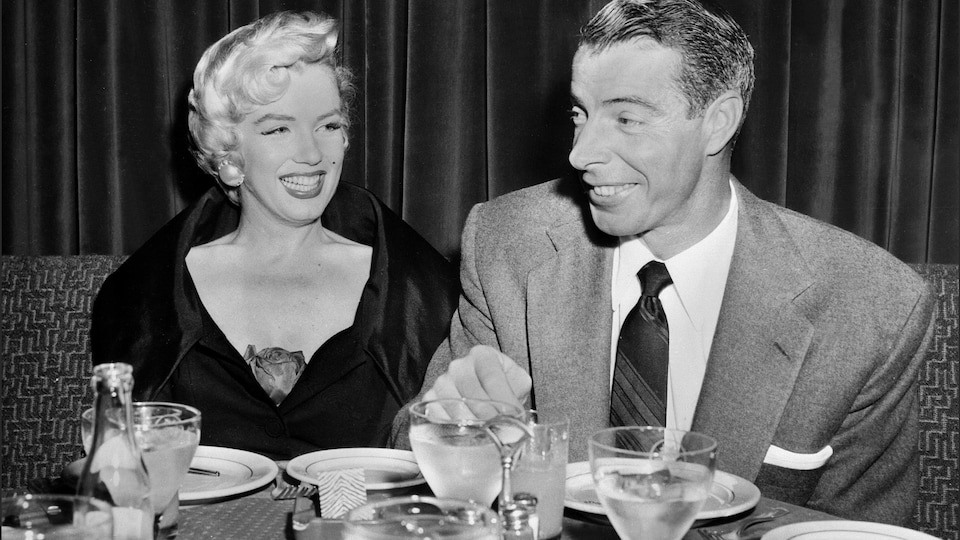 L'actrice Marilyn Monroe et son époux Joe DiMaggio à table en 1950.