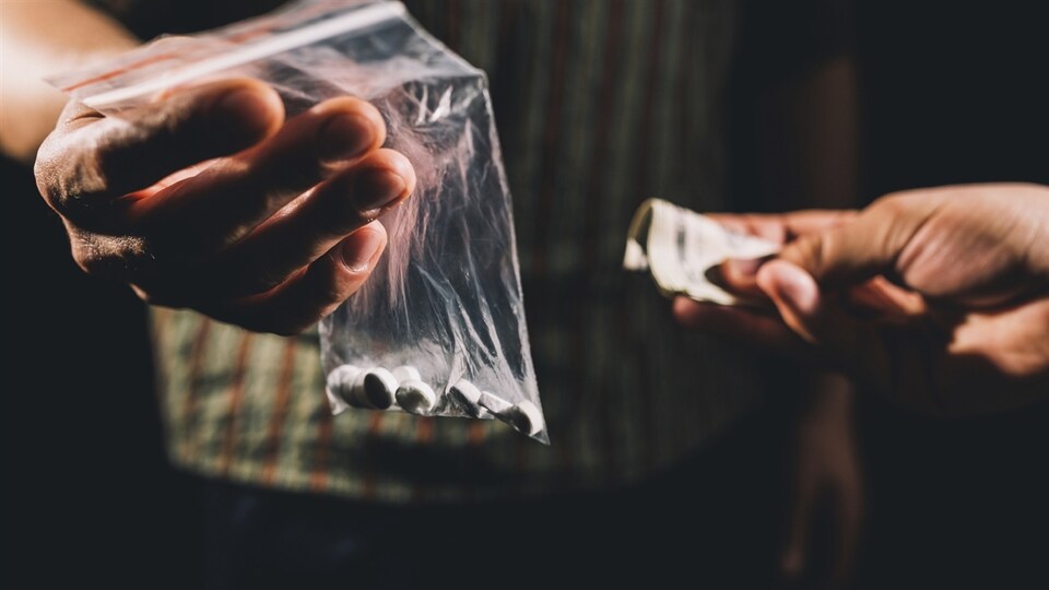 Un homme qui achète de la drogue.
