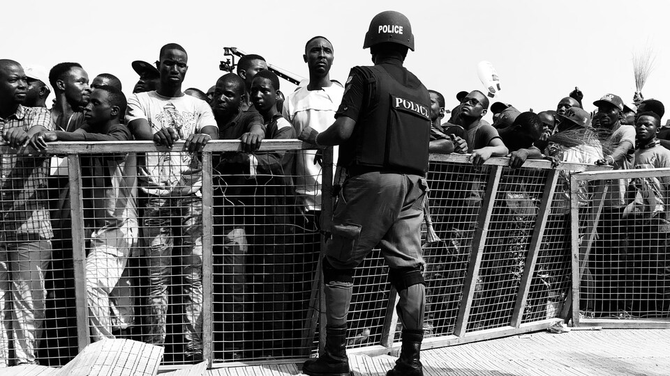 Un policier monte la garde devant une barricade lors d'un rassemblement électoral au Nigéria.