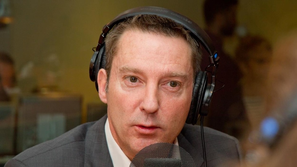L'homme en entrevue à la radio.