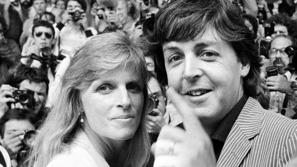 Linda et Paul McCartney regardent la caméra en souriant dans cette photo datant de  1980