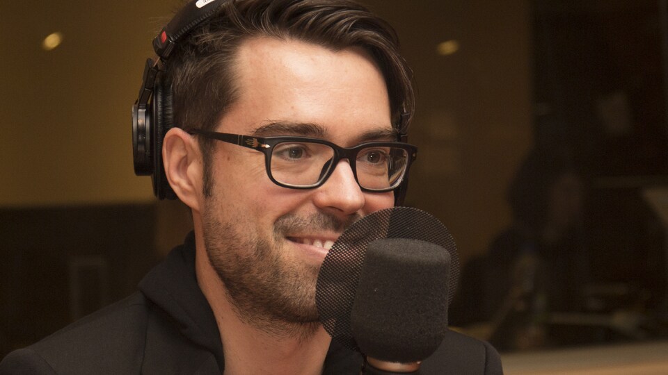 Olivier Bernard, le Pharmachien, en entrevue au studio 18 de Radio-Canada, à Montréal