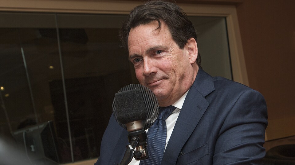 Pierre Karl Péladeau au micro de Catherine Perrin.